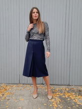 Charger l'image dans la galerie, Jupe vintage Ruth - Bleu marine à double plis creux. Taille XXL, 44, 46. Made in France.
