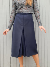 Charger l'image dans la galerie, Jupe vintage Ruth - Bleu marine à double plis creux. Taille XXL, 44, 46. Made in France.