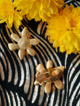 Charger l'image dans la galerie, Boucles d'oreille Léa - Fleurs dorées. Cécile & Jeanne Paris. Made in France