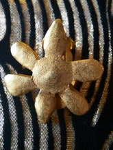 Charger l'image dans la galerie, Boucles d'oreille Léa - Fleurs dorées. Cécile & Jeanne Paris. Made in France