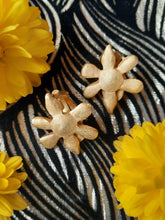 Charger l'image dans la galerie, Boucles d'oreille Léa - Fleurs dorées. Cécile & Jeanne Paris. Made in France