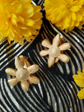 Charger l'image dans la galerie, Boucles d'oreille Léa - Fleurs dorées. Cécile & Jeanne Paris. Made in France