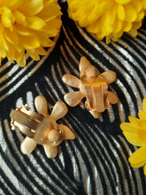 Charger l'image dans la galerie, Boucles d'oreille Léa - Fleurs dorées. Cécile & Jeanne Paris. Made in France