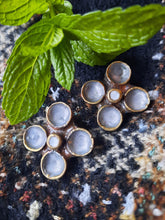 Charger l'image dans la galerie, Boucles d'oreille anciennes Cléa - Saint Luc 398. Bronze émaillé.