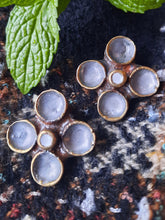 Charger l'image dans la galerie, Boucles d'oreille anciennes Cléa - Saint Luc 398. Bronze émaillé.