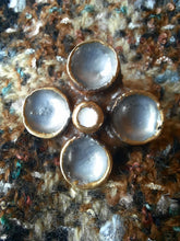 Charger l'image dans la galerie, Boucles d'oreille anciennes Cléa - Saint Luc 398. Bronze émaillé.