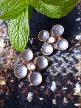 Charger l'image dans la galerie, Boucles d'oreille anciennes Cléa - Saint Luc 398. Bronze émaillé.