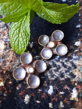 Charger l'image dans la galerie, Boucles d'oreille anciennes Cléa - Saint Luc 398. Bronze émaillé.