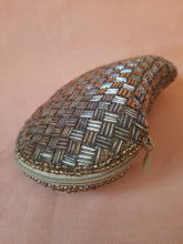 Charger l'image dans la galerie, Etui à lunette vintage Claudia - Perles tubes dorées.
