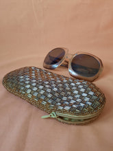 Charger l'image dans la galerie, Etui à lunette vintage Claudia - Perles tubes dorées.