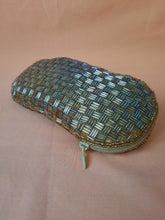 Charger l'image dans la galerie, Etui à lunette vintage Claudia - Perles tubes dorées.
