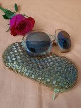 Charger l'image dans la galerie, Etui à lunette vintage Claudia - Perles tubes dorées.