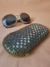 Charger l'image dans la galerie, Etui à lunette vintage Claudia - Perles tubes dorées.