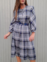 Charger l'image dans la galerie, Robe vintage Carine - Plissée à Carreaux. Taille M, 38, 40. Huguet. Made in France
