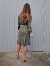 Charger l'image dans la galerie, Robe vintage Aglaë - Verte et beige mouchetée. Taille L, 40, 42. Sora Couture.