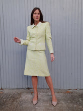 Charger l'image dans la galerie, Ensemble vintage Marie - Veste et jupe vert anis et blanc fleuri. Taille S, 36, 38. Made in France. Richard Carrière.