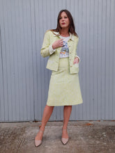 Charger l'image dans la galerie, Ensemble vintage Marie - Veste et jupe vert anis et blanc fleuri. Taille S, 36, 38. Made in France. Richard Carrière.