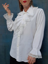 Charger l'image dans la galerie, Chemisier vintage Iris - Col Jabot en dentelle et manches à froufrous. Taille XL, 42, 44.