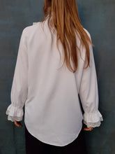 Charger l'image dans la galerie, Chemisier vintage Iris - Col Jabot en dentelle et manches à froufrous. Taille XL, 42, 44.