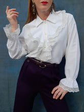 Charger l'image dans la galerie, Chemisier vintage Iris - Col Jabot en dentelle et manches à froufrous. Taille XL, 42, 44.