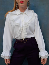 Charger l'image dans la galerie, Chemisier vintage Iris - Col Jabot en dentelle et manches à froufrous. Taille XL, 42, 44.