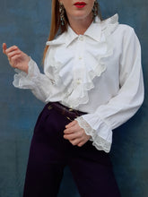 Charger l'image dans la galerie, Chemisier vintage Iris - Col Jabot en dentelle et manches à froufrous. Taille XL, 42, 44.