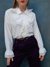 Charger l'image dans la galerie, Chemisier vintage Iris - Col Jabot en dentelle et manches à froufrous. Taille XL, 42, 44.