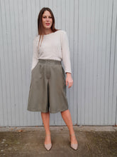 Charger l'image dans la galerie, Short vintage Annie - Lacoste. Vert Kaki. Taille L, 40, 42. Made in France.
