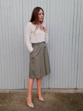 Charger l'image dans la galerie, Short vintage Annie - Lacoste. Vert Kaki. Taille L, 40, 42. Made in France.