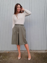 Charger l'image dans la galerie, Short vintage Annie - Lacoste. Vert Kaki. Taille L, 40, 42. Made in France.