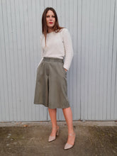 Charger l'image dans la galerie, Short vintage Annie - Lacoste. Vert Kaki. Taille L, 40, 42. Made in France.