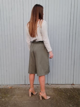 Charger l'image dans la galerie, Short vintage Annie - Lacoste. Vert Kaki. Taille L, 40, 42. Made in France.