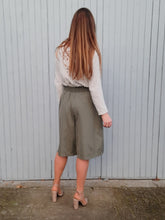 Charger l'image dans la galerie, Short vintage Annie - Lacoste. Vert Kaki. Taille L, 40, 42. Made in France.