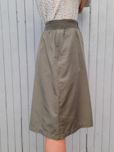 Charger l'image dans la galerie, Short vintage Annie - Lacoste. Vert Kaki. Taille L, 40, 42. Made in France.