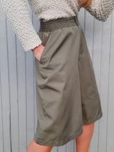 Charger l'image dans la galerie, Short vintage Annie - Lacoste. Vert Kaki. Taille L, 40, 42. Made in France.