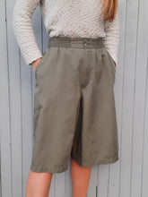 Charger l'image dans la galerie, Short vintage Annie - Lacoste. Vert Kaki. Taille L, 40, 42. Made in France.