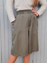 Charger l'image dans la galerie, Short vintage Annie - Lacoste. Vert Kaki. Taille L, 40, 42. Made in France.