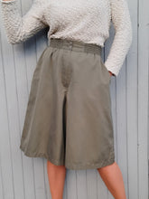 Charger l'image dans la galerie, Short vintage Annie - Lacoste. Vert Kaki. Taille L, 40, 42. Made in France.