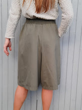 Charger l'image dans la galerie, Short vintage Annie - Lacoste. Vert Kaki. Taille L, 40, 42. Made in France.