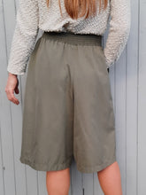 Charger l'image dans la galerie, Short vintage Annie - Lacoste. Vert Kaki. Taille L, 40, 42. Made in France.