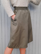 Charger l'image dans la galerie, Short vintage Annie - Lacoste. Vert Kaki. Taille L, 40, 42. Made in France.