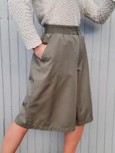 Charger l'image dans la galerie, Short vintage Annie - Lacoste. Vert Kaki. Taille L, 40, 42. Made in France.