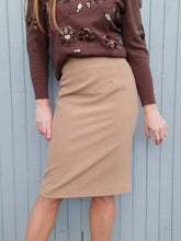 Charger l'image dans la galerie, Jupe crayon vintage Roxy - Marron clair. Taille S, 36, 38. Gérard Pasquier. Made in France