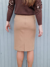 Charger l'image dans la galerie, Jupe crayon vintage Roxy - Marron clair. Taille S, 36, 38. Gérard Pasquier. Made in France