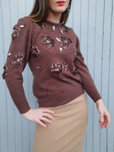 Charger l'image dans la galerie, Pull vintage Léna - Angora marron à perles. Taille S, 36, 38.