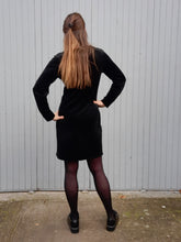 Charger l'image dans la galerie, Robe vintage Magg - Panne de velours noir. Taille M, 38, 40. Pierre Cardin. Made in France.