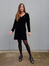 Charger l'image dans la galerie, Robe vintage Magg - Panne de velours noir. Taille M, 38, 40. Pierre Cardin. Made in France.