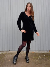 Charger l'image dans la galerie, Robe vintage Magg - Panne de velours noir. Taille M, 38, 40. Pierre Cardin. Made in France.