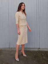 Charger l'image dans la galerie, Ensemble vintage Amy - Blazer et jupe écru en dentelle doublé de soie à pois. Taille XS, 34, 36. Armand Ventilo. Made in France.