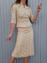 Charger l'image dans la galerie, Ensemble vintage Amy - Blazer et jupe écru en dentelle doublé de soie à pois. Taille XS, 34, 36. Armand Ventilo. Made in France.